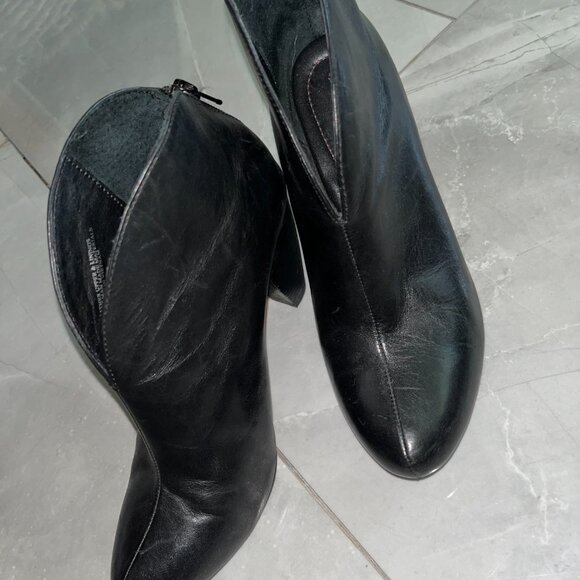 Born Crown Black Genuine Leather Ankle Booties Mid Heel Women's 6.5 - Picture 9 of 9